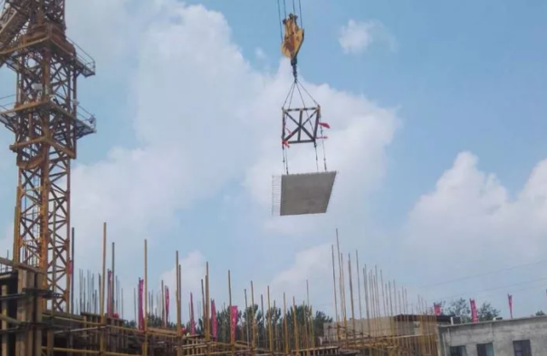 漯河首个装配式建筑高层住宅项目进行吊装施工