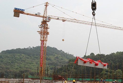 宁德首个装配式建筑厂房进行吊装连接